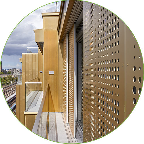 Detail of the facade of the high-rise residential tower Faraday House in London with DucoSlide solar shading