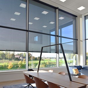 Vertical Screens or Drop-arm Awnings: Which Fabric Sunshading Best Suits Your Project?