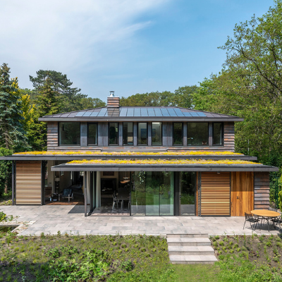 Samenspel van koper en houten gevelbekleding voor nieuwbouw in hartje Bloemendaal