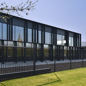 DUCO’s architecturale zonwering eyecatcher van het gebouw Almax-Easylab te Diksmuide