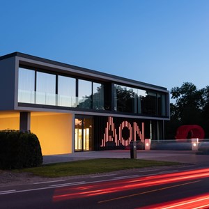 Aon kiest voor opvallende, doch discrete gevelbekleding met DucoSun Cubic Design zonwering