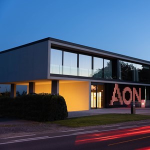 Aon kiest voor opvallende, doch discrete gevelbekleding met DucoSun Cubic Design zonwering Aon kiest voor opvallende, doch discrete gevelbekleding met DucoSun Cubic Design zonwering