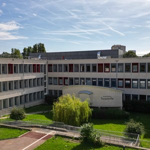 Pare-vue esthétique comme dissimulation discrète des zones techniques