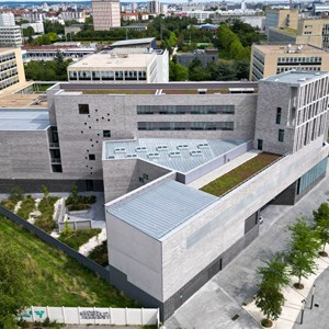 Intégration parfaite du brise-soleil dans la façade de la bibliothèque à Nanterre