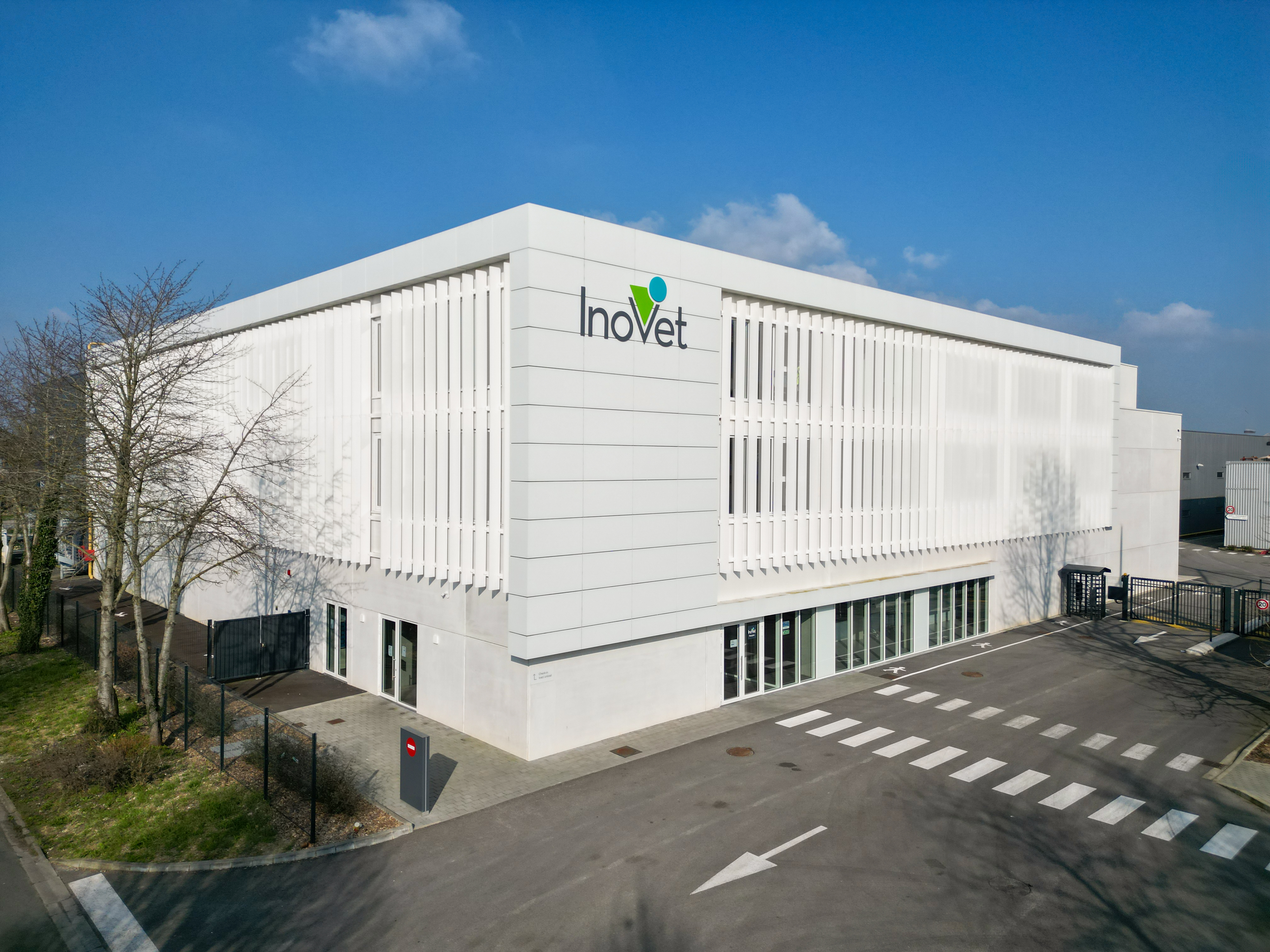 Brise-soleil DucoSun Cubic aux Laboratoires BIOVE, Arques, France