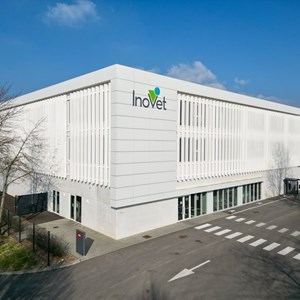 Brise-soleil DucoSun Cubic aux Laboratoires BIOVE, Arques, France