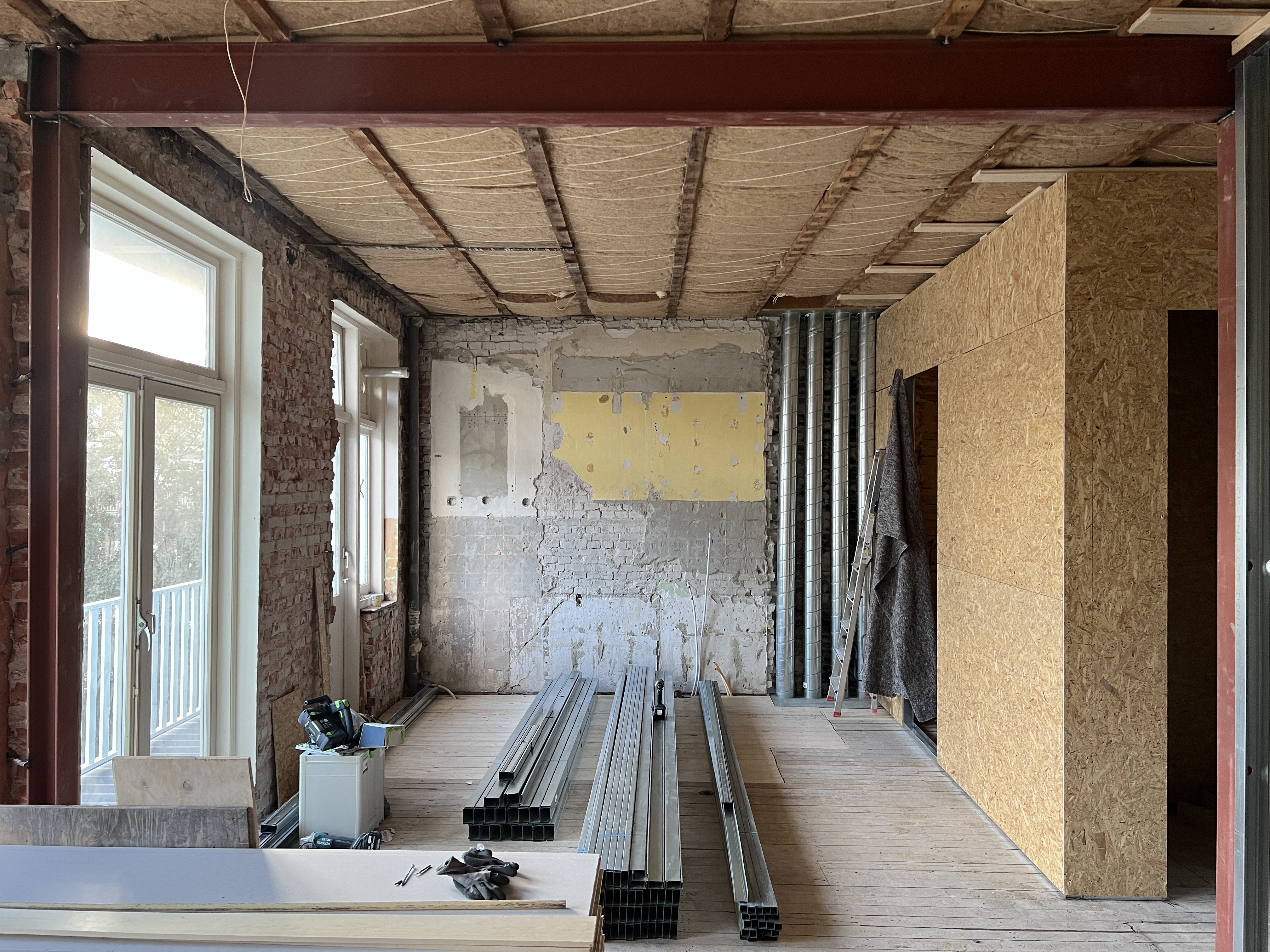 Duurzaam wonen in Amsterdam: een renovatieproject met een groen hart 