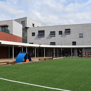 Optimaal binnenklimaat in klaslokalen Sint-Jozefschool te Ieper met DUCO zonwering