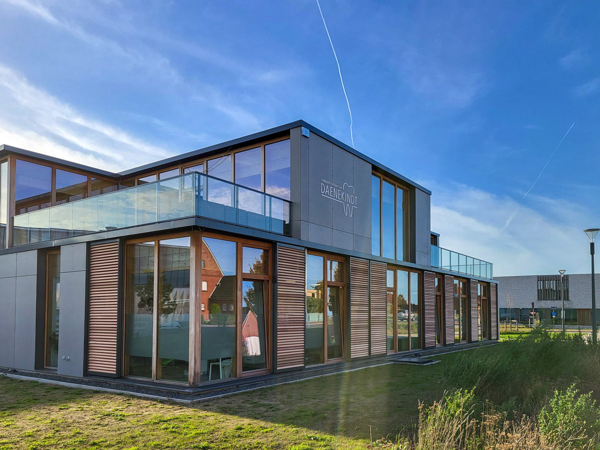 Tandartspraktijk Daenekindt kiest DucoSlide LuxFrame houten lamellen zonwering