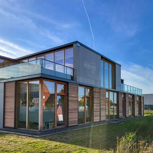 Tandartspraktijk Daenekindt kiest DucoSlide LuxFrame houten lamellen zonwering