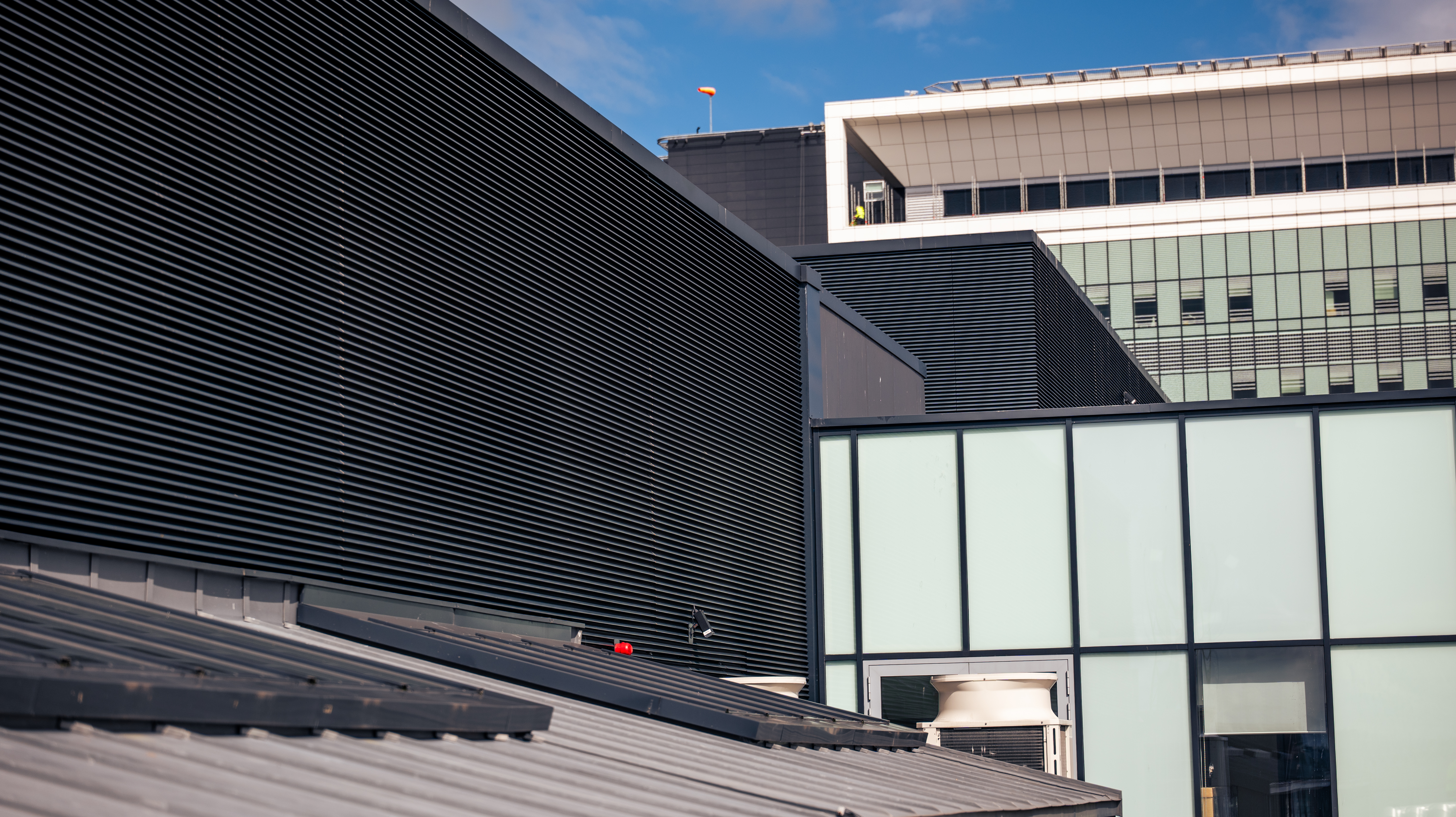 Victoria Hospital, Belfast chooses both functional and visually integrated louvre wall system