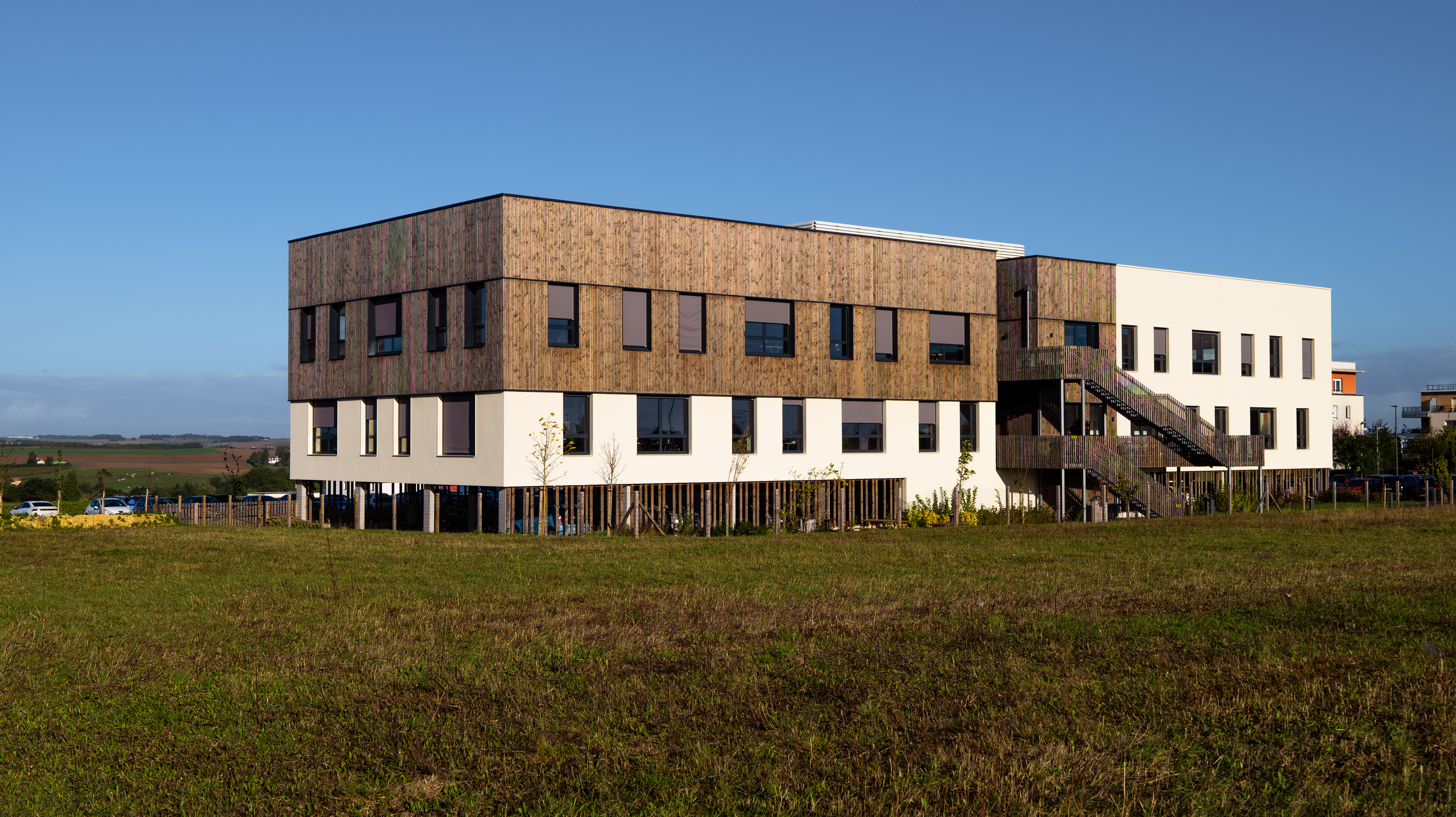 Installation of the DucoWall Acoustic system on the Pacifica building in Fleury-sur-Orne