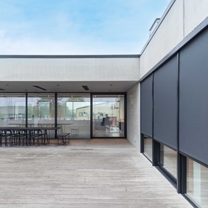 iBeton, a concrete plant in Sint Niklaas , chose fabric solar shading DucoScreen Front 95 to protect office workers from the merciless sun during the hot summer months. 