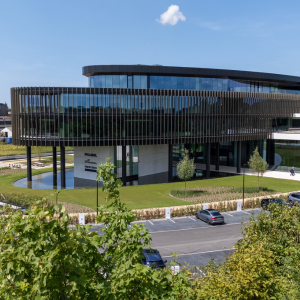 DucoSun Cubic solar shading accentuates iconic façade of Picanol Group headquarters