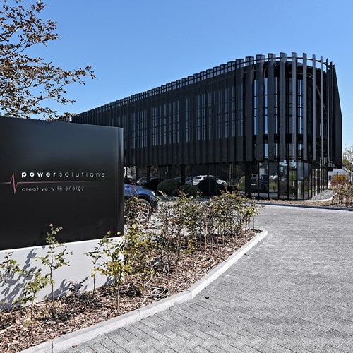 Brise-soleil architectural pour immeuble de bureaux Power Solutions